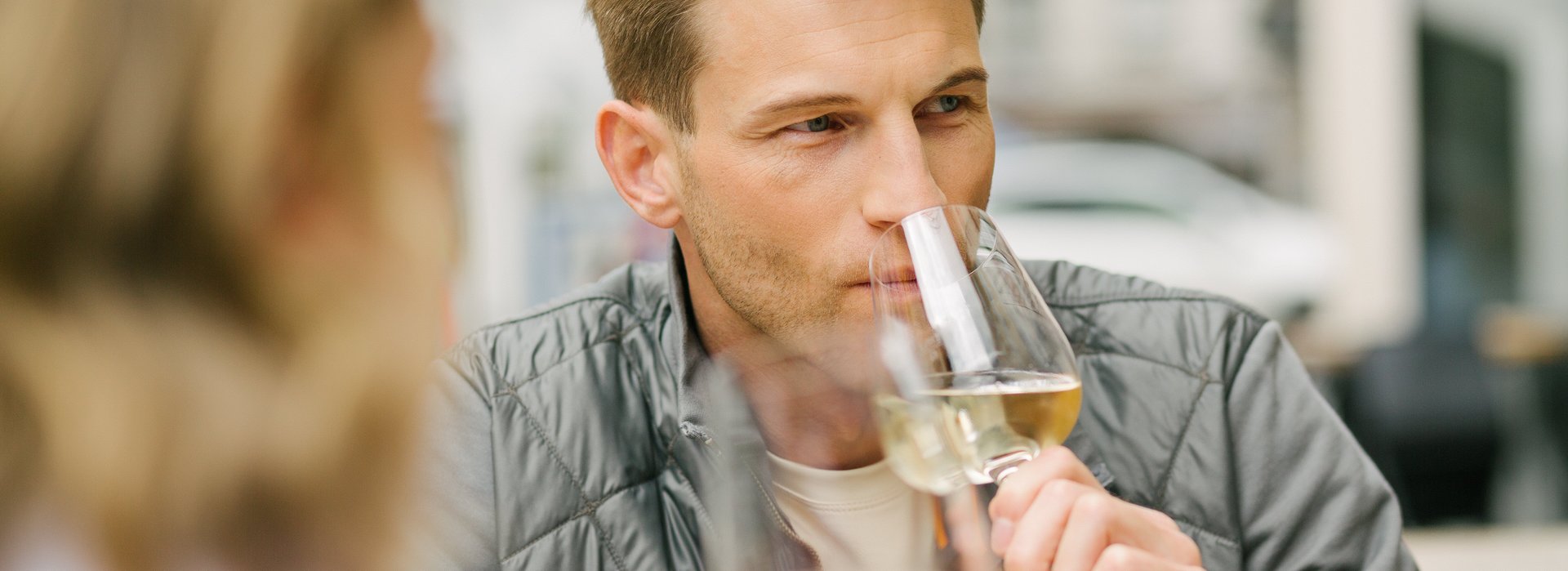 Junger Mann trickt einen Spritzer auf der Terrasse