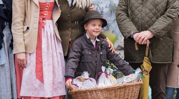 Ein Kind mit dem Osterkorb