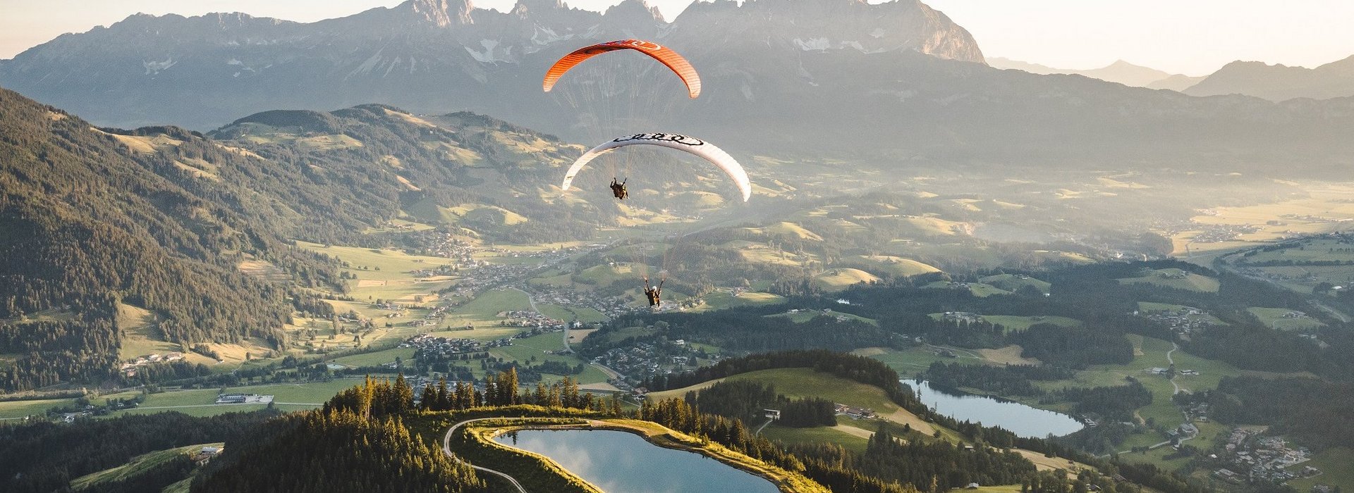 Paragleiter über Kitzbühel