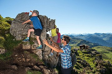 Familie beim Klettern