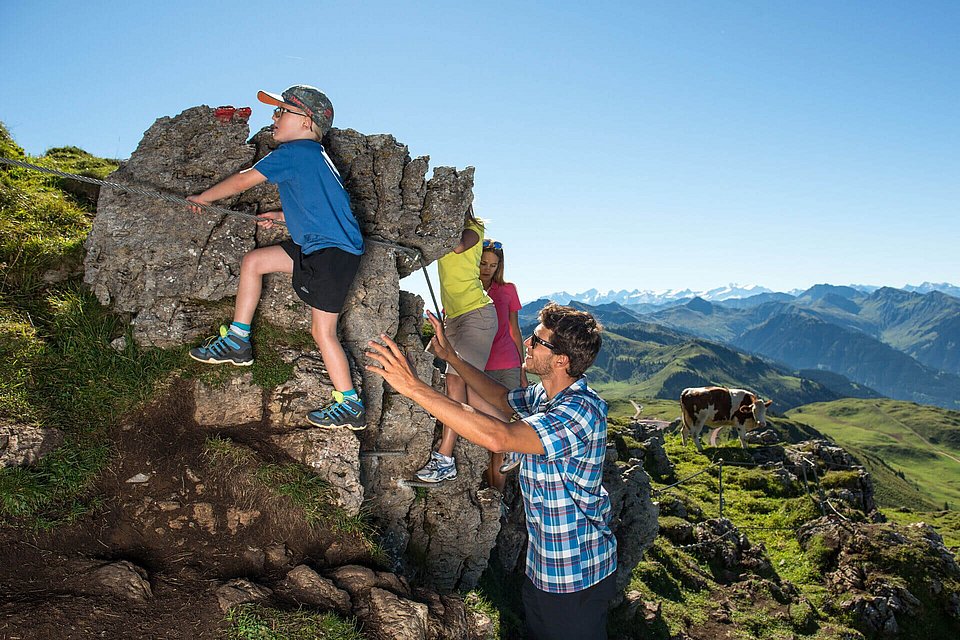 Familie beim Klettern