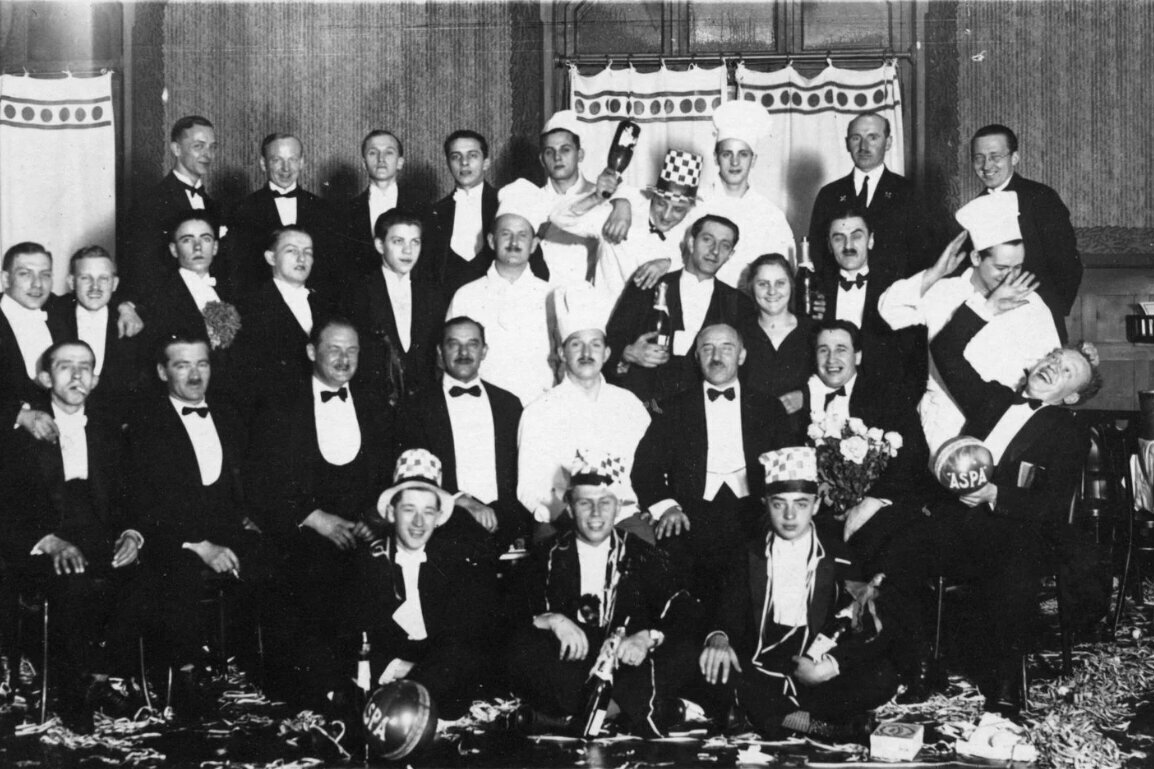 Eine Gruppe Männer posiert im Smoking für ein Foto