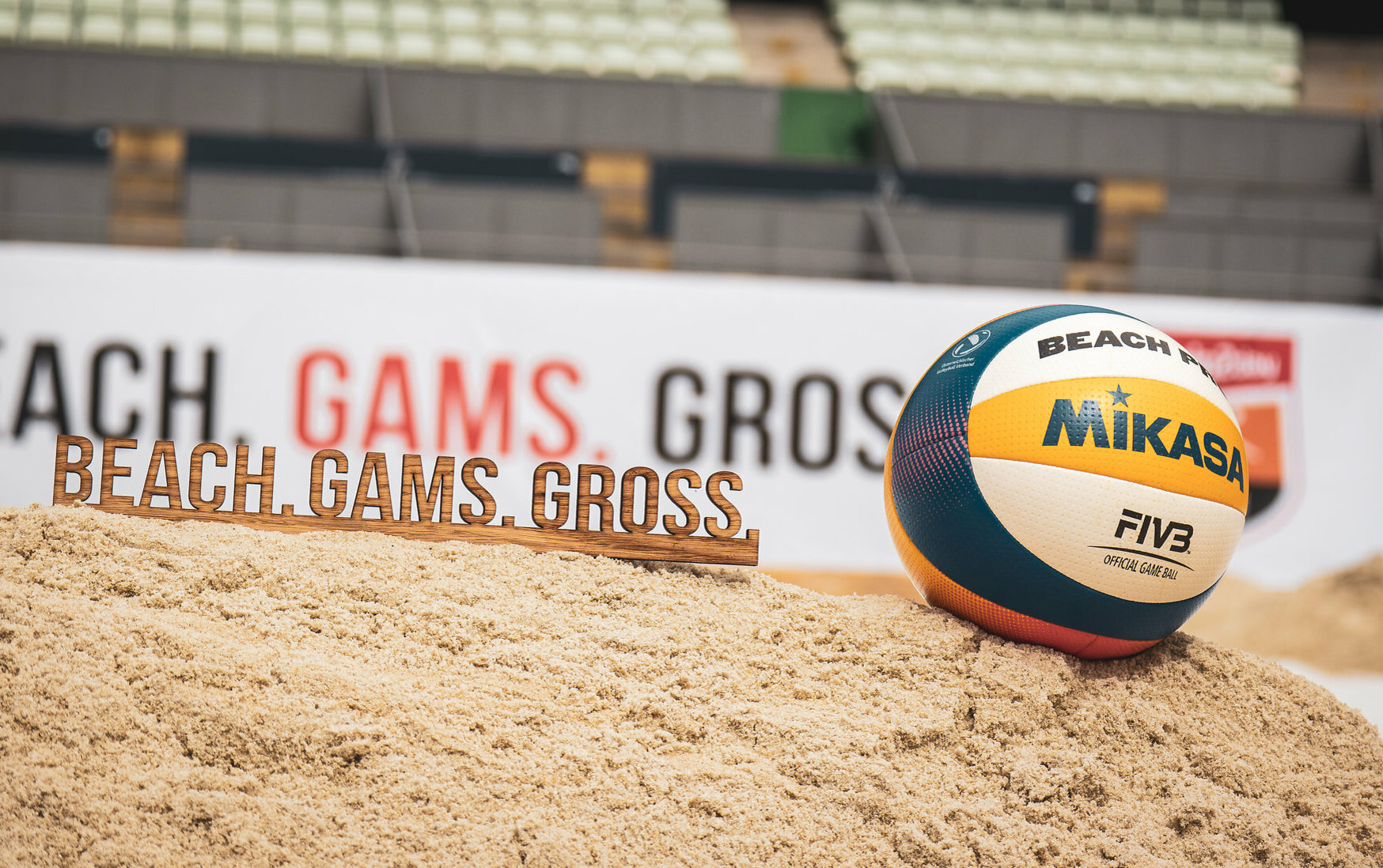 Beach volleyball under the KitzBeach slogan "Beach. Gams. Big."