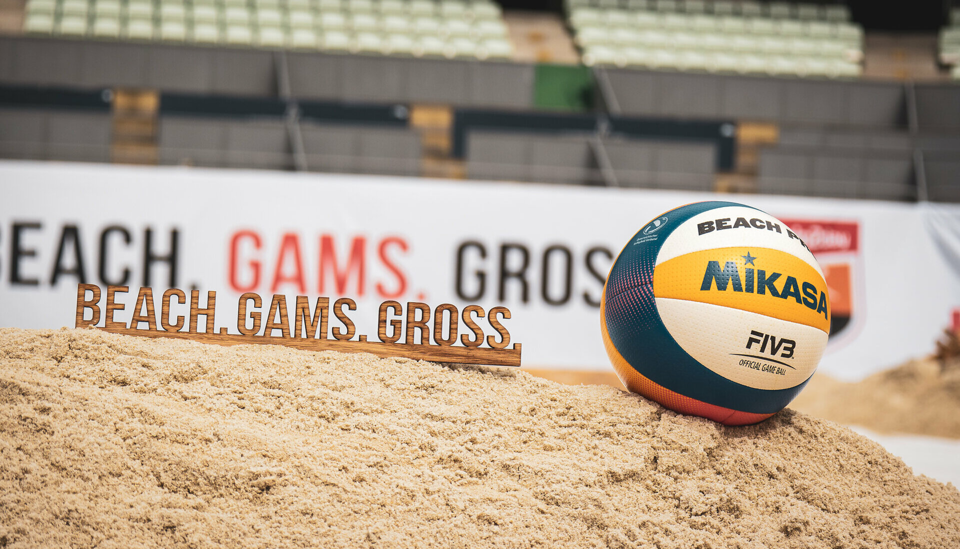 Volleyball im Sand vor dem KitzBeach-Motto "Beach. Gams. Gross."