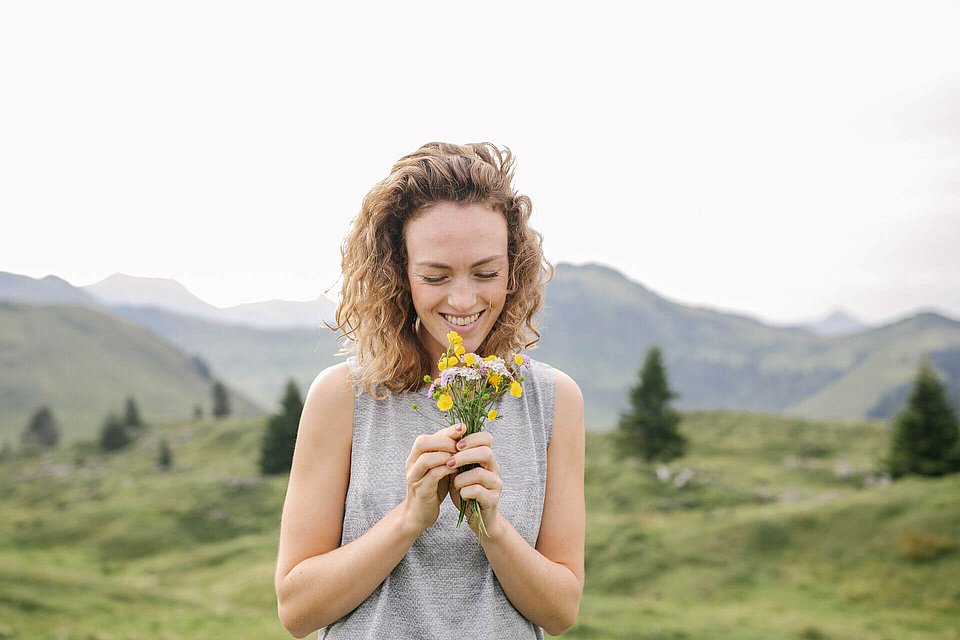 Frau mit Blumenstrauß 