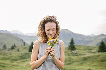 Frau mit Blumenstrauß 
