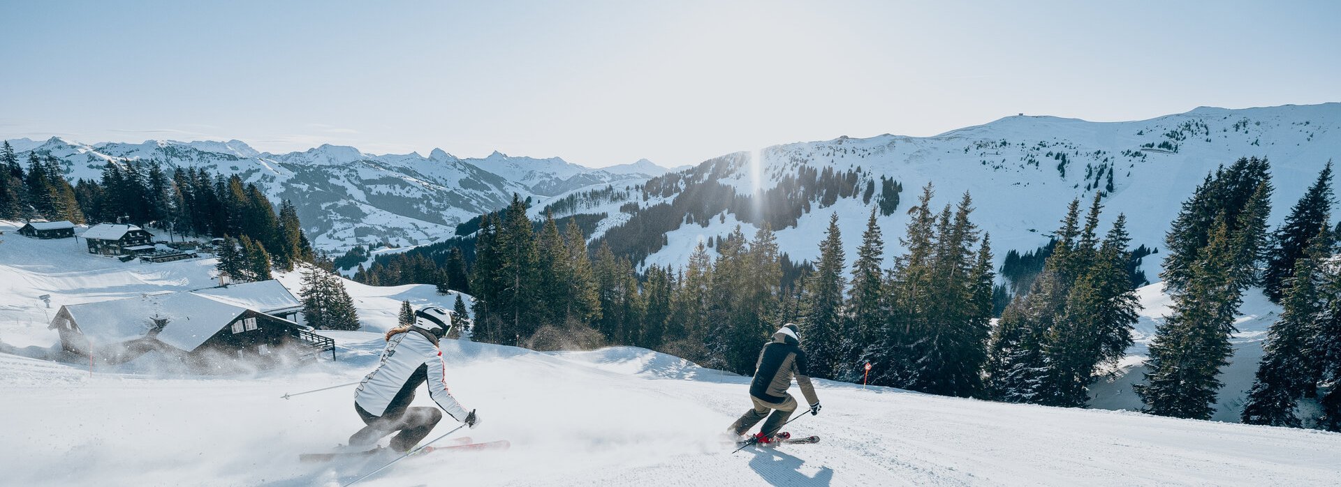 Paar beim Skifahren in Kitzbühel