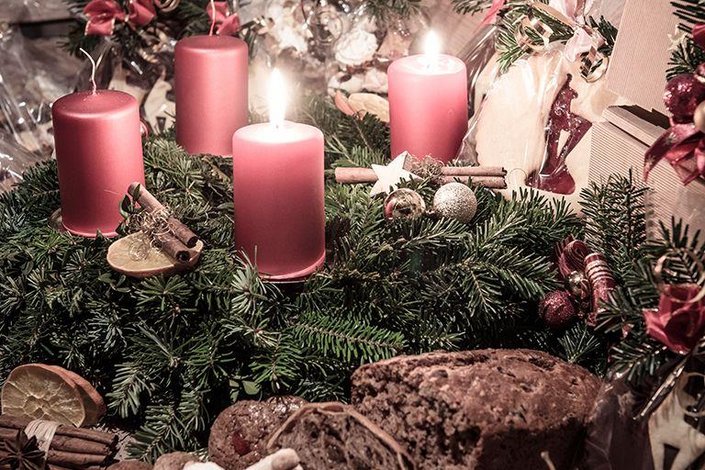 Adventkranz und Keksteller