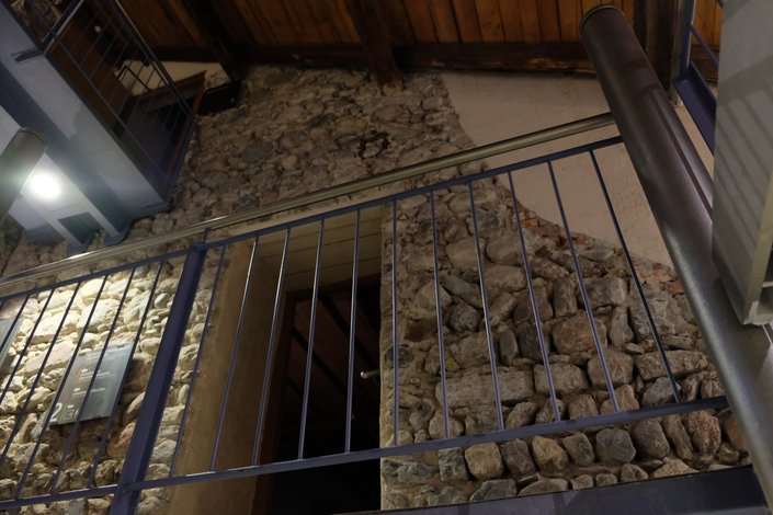 Wall with stones