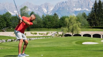Golfer beim Abschlag