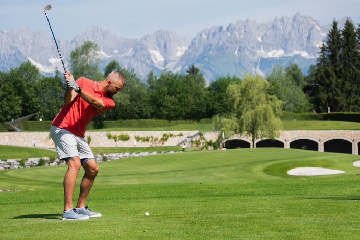 Golfer beim Abschlag