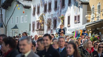 Menschen beim Umzug zu Ostern
