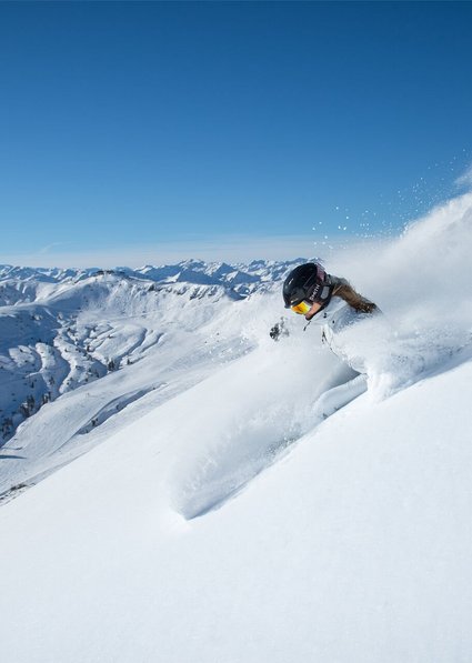 Skifahrer im Tiefschnee