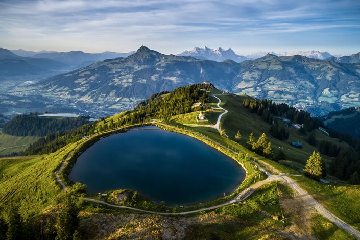Ehrenbachhöhe Speichersee mit Blick auf das Kitzbüheler Horn