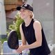 Eine Frau spielt Padel am Padelplatz Kitzbühel