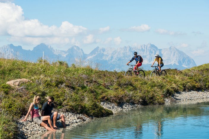 Mountainbiker vor Bergpanorama