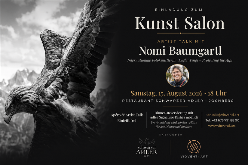 Schwarz-Weiß-Fotografie eines Adlers vor Gebirgskulisse neben einer Einladung zum Kunst Salon.