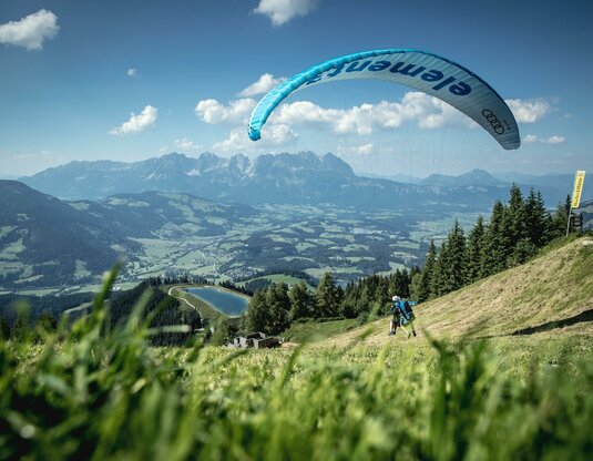 Tandem paragliding in