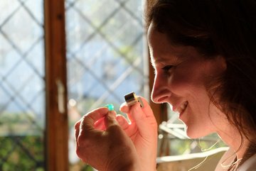 arbeiten einer Goldschmiedin