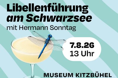 Libellenführung Ein Poster für eine Veranstaltung im Museum Kitzbühel. Es zeigt ein Getränk mit einer Libelle und Informationen zur Führung am Schwarzsee.