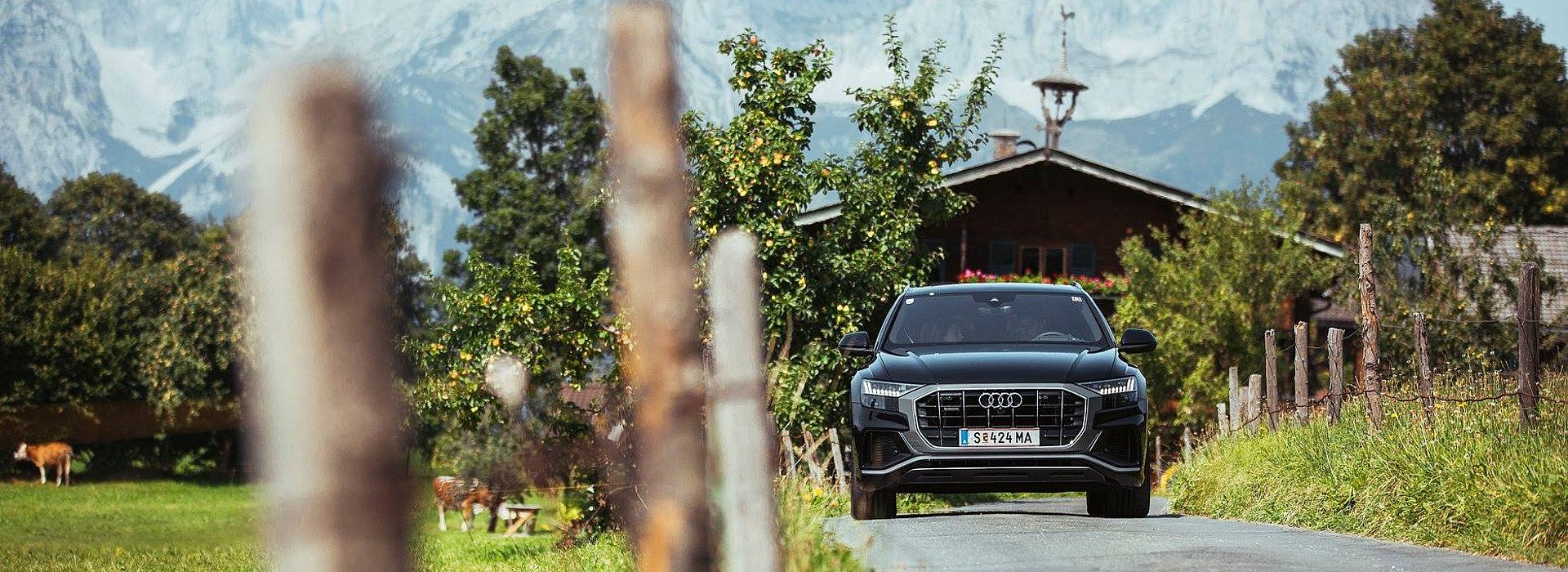 Schwarzer Audi auf einem Feldweg