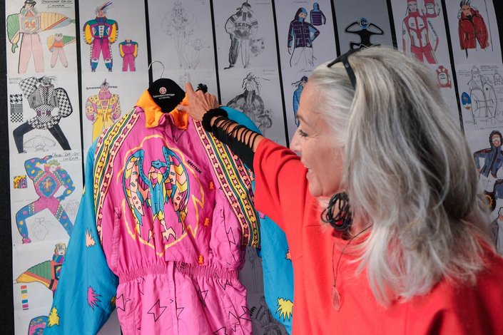 Sabine mit Kleid in der Hand