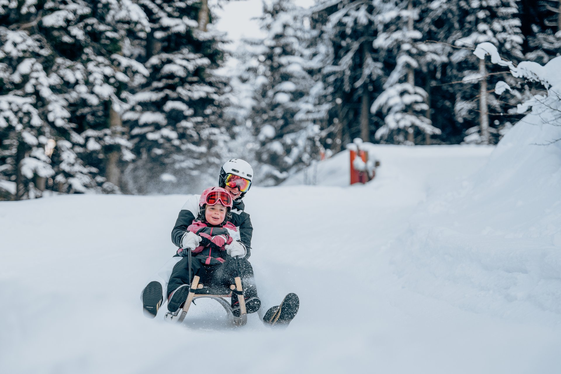 Frau und Kind auf der Rodelbahn
