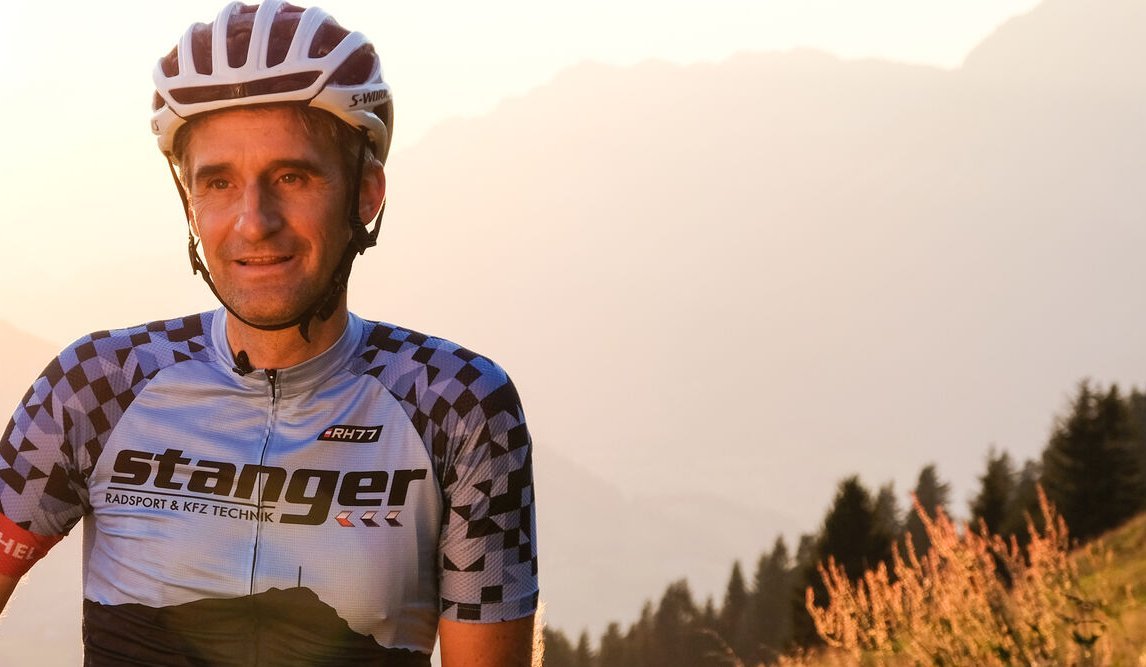 Mountainbiker vor Bergpanorama