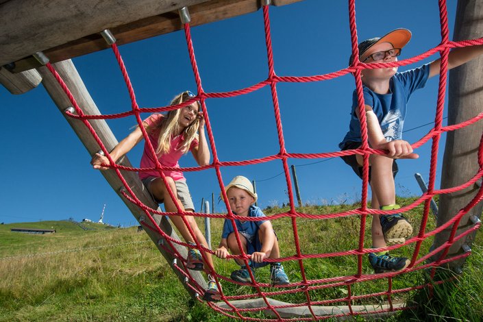 Kinder am Klettergerüst 