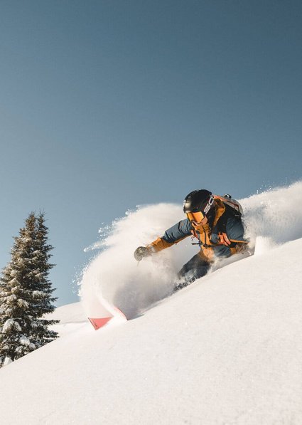 A women freeriding in the snow