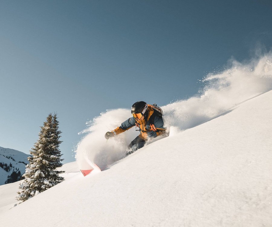 Skifahrer im Tiefschnee