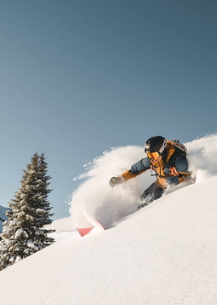 Skifahrer im Tiefschnee