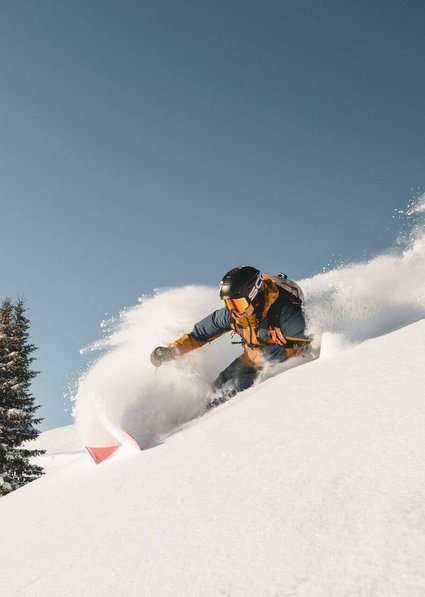 Skifahrer beim Freeriden abseits der Piste