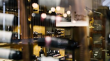 Weinregale im Restaurant 