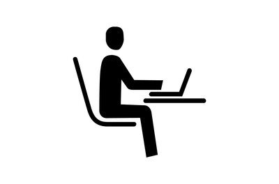 Zimmermann Eine stilisierte Zeichnung einer Person, die an einem Tisch sitzt und auf einen Laptop schaut. Die Darstellung ist einfach und monochrom.