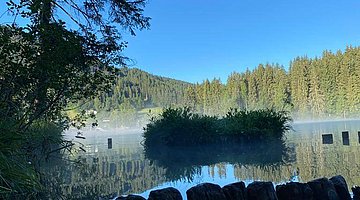 See mit Ausblick auf Berge