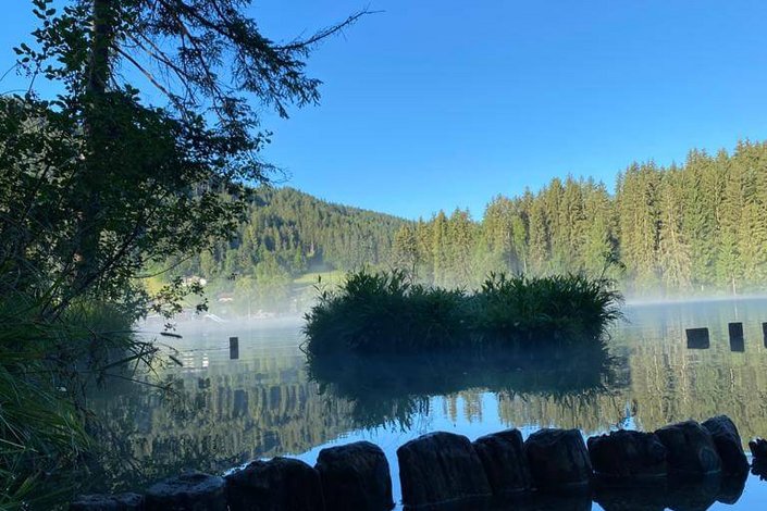 See mit Ausblick auf Berge