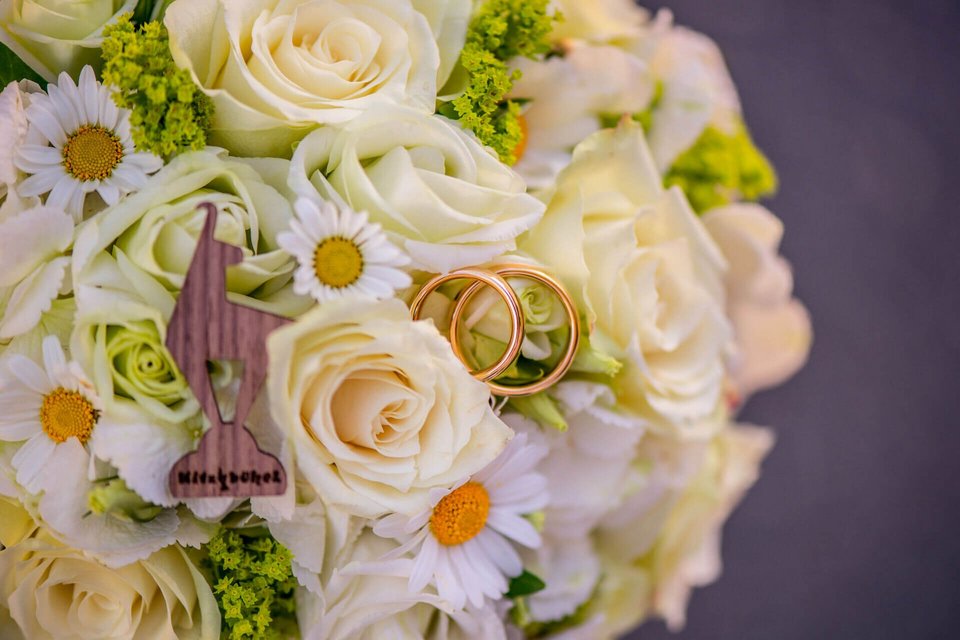 Eheringe im Blumenbouquet