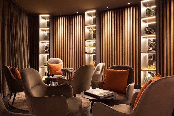 Gemütliche tiefe Sessel in der Barlounge im Erika Hotel