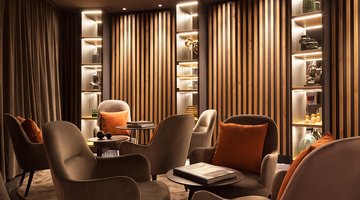 Gemütliche tiefe Sessel in der Barlounge im Erika Hotel