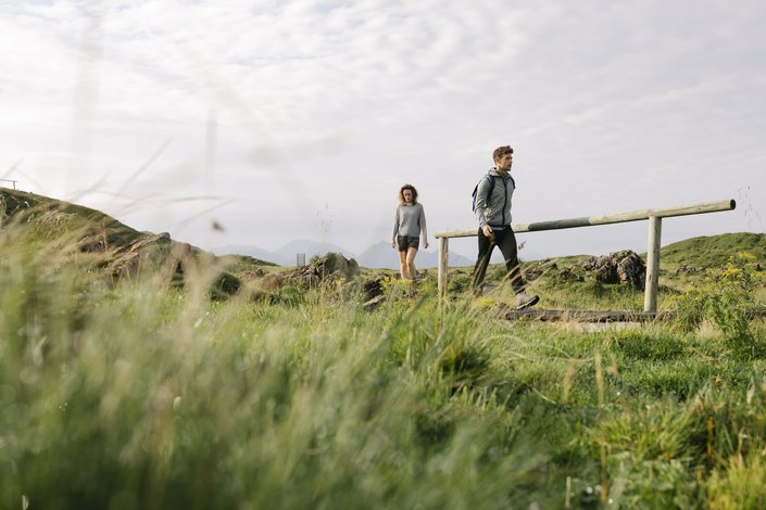Zwei Wanderer auf dem Karstweg am Kitzbüheler Horn