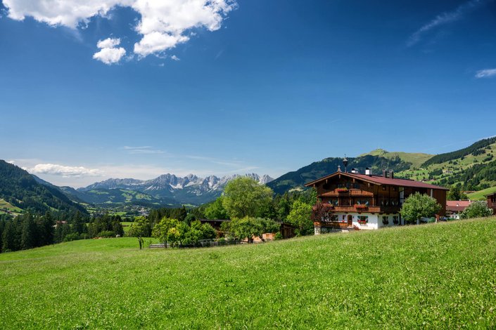 Alpenhof mit Bergpanorama