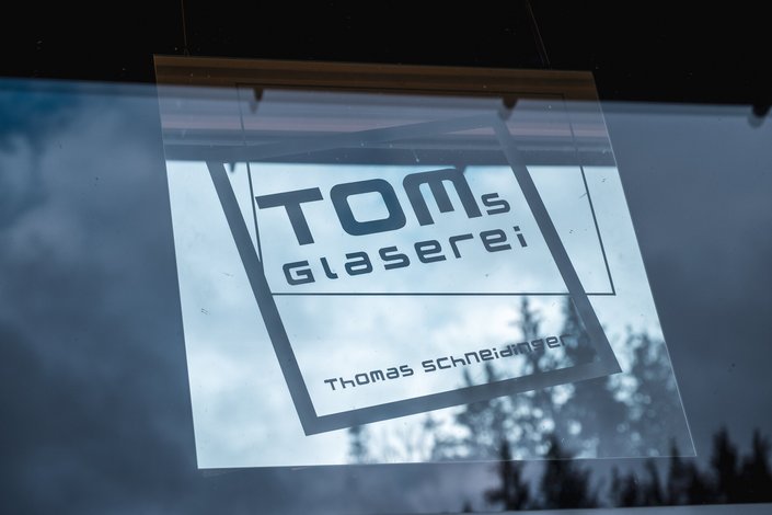 Fensteraufkleber mit "Tom's Glaserei"
