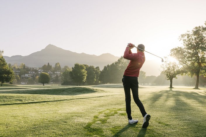 Mann beim Golf spielen am Golfplatz Kitzbühel-Schwarzsee-Reith