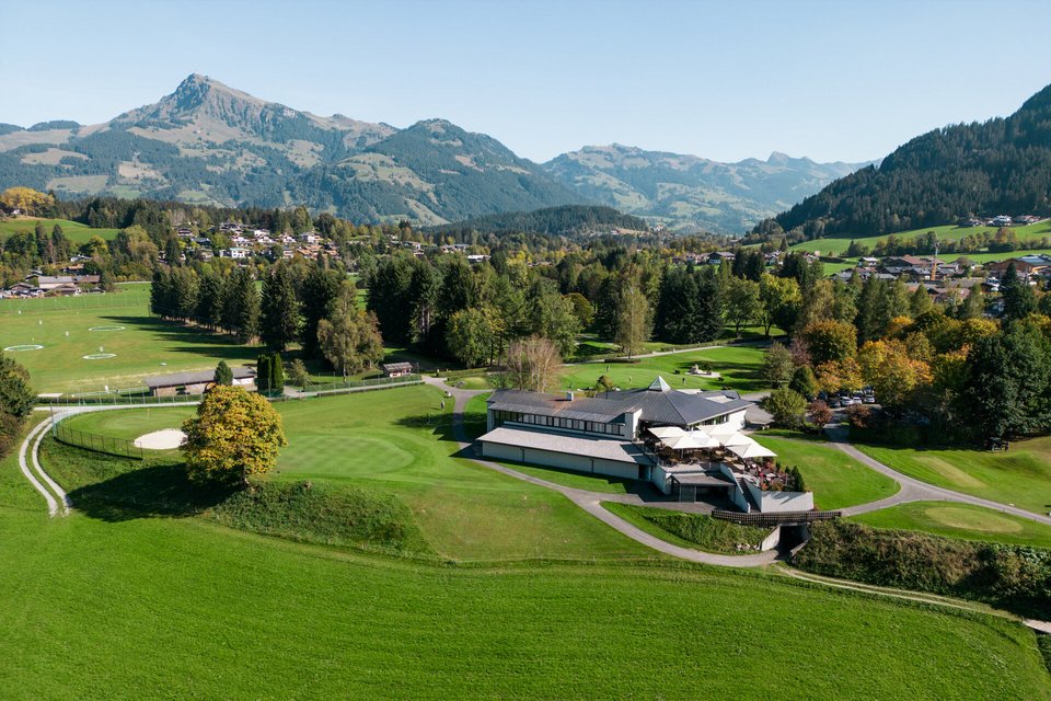 Clubhaus und Landschaft Golfplatz Kitzbühel-Schwarzsee-Reith