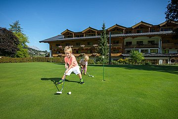 Kinder beim Golfen