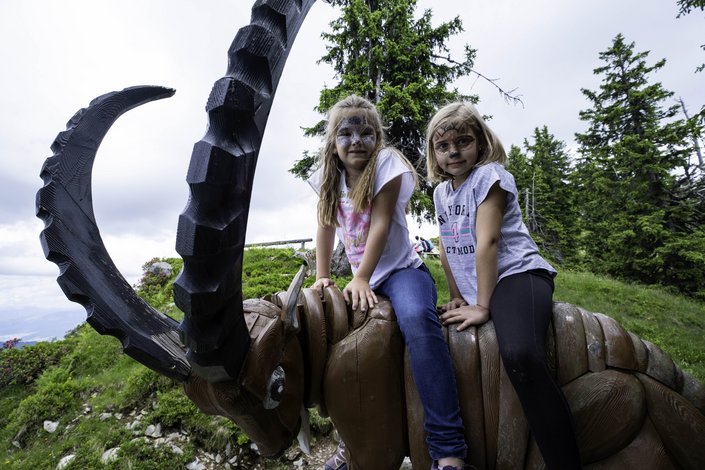 Kinder auf einer Tierfigur