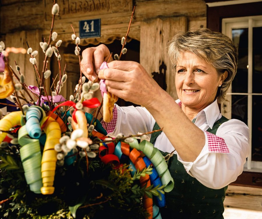 Frau schmückt Palmbuschen