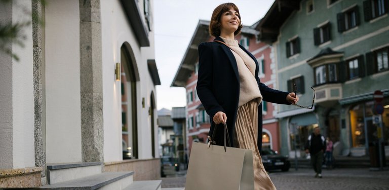 Frau beim Shoppen in Kitzbühel 