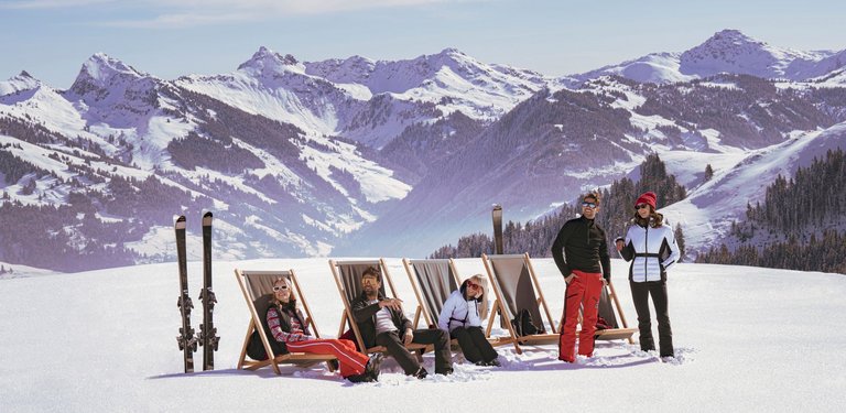 Friends skiing in Kitzbühel
